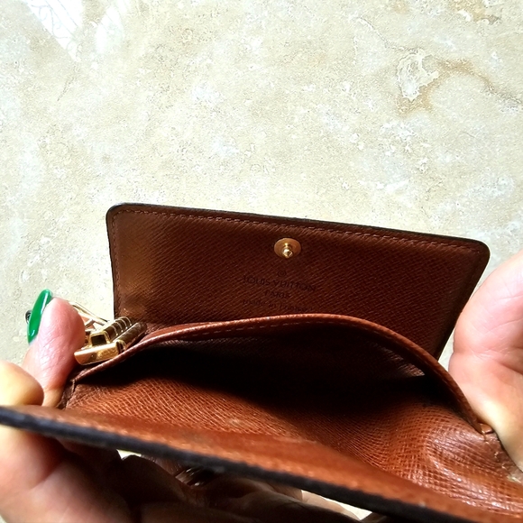 Louis Vuitton Monogram 4 Key Holder, EUC - Picture 8 of 9